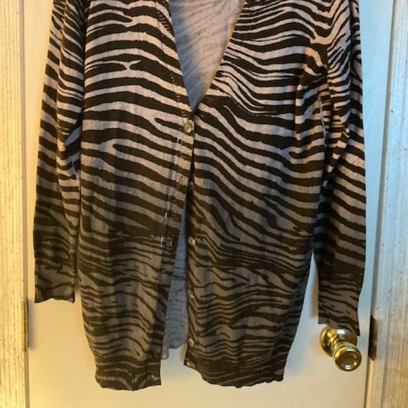 Black and gray sweeter cardinal - Picture 2 of 3